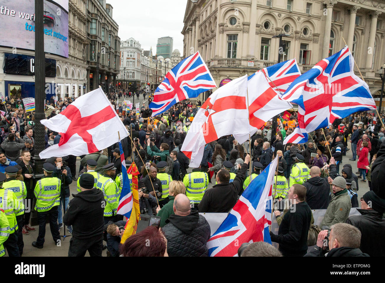 Grandi anti-razzista marzo organizzata da UAF incontra un contatore di dimostrazione dalla Gran Bretagna prima sotto la statua di Eros a Piccadilly Circus con: atmosfera dove: Londra, Regno Unito quando: 21 Mar 2015 Credit: Mario Mitsis/WENN.com Foto Stock