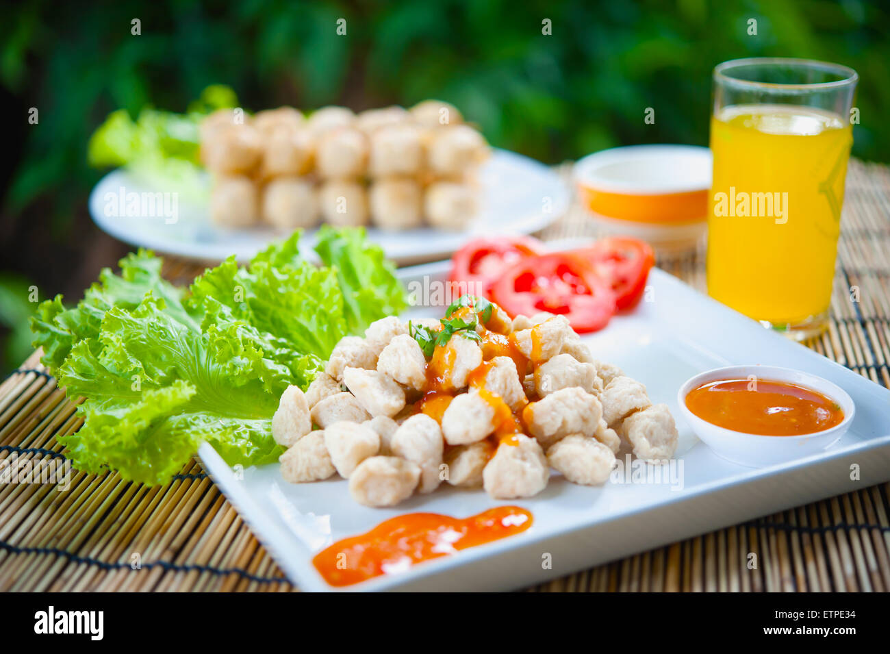 La carne fritta la sfera e la verdura sul piatto bianco Foto Stock