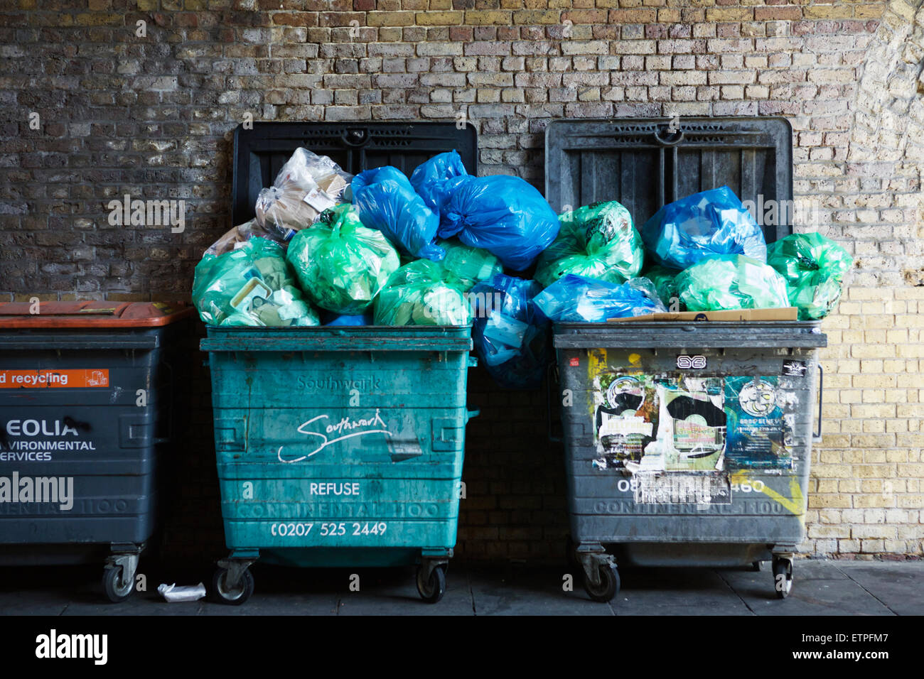 Cassonetti oltre la portata con rifiuti, Southwark, Londra, Regno Unito. Londra spazzatura. Sacchetti di rifiuti NEL REGNO UNITO. Cestino della spazzatura. Cestino UK. Foto Stock