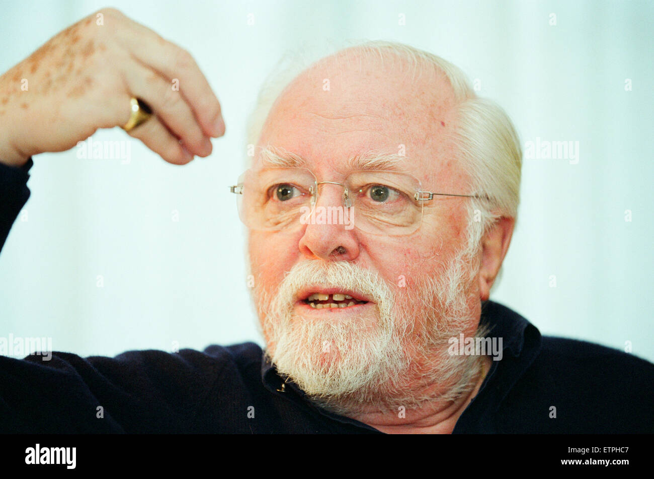 Sir Richard Attenborough, attore, regista, produttore cinematografico e imprenditore. Nella foto durante il colloquio presso l'Hyatt, Birmingham, 27 ottobre 2000. Foto Stock