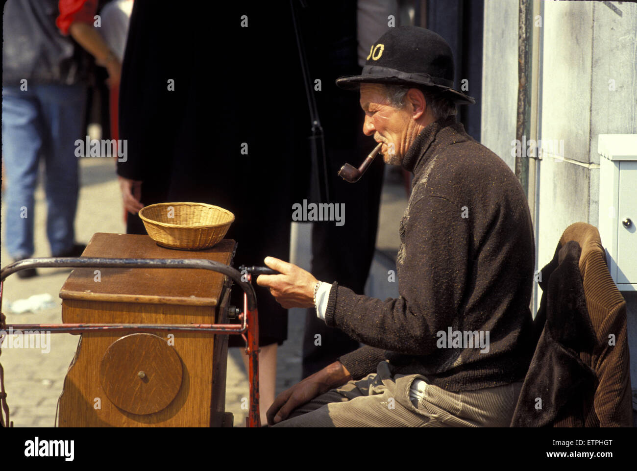 BEL, Belgio, Liege, organetto player nella città. BEL, Belgien, Luettich, Drehorgelspieler in der Innenstadt. Foto Stock
