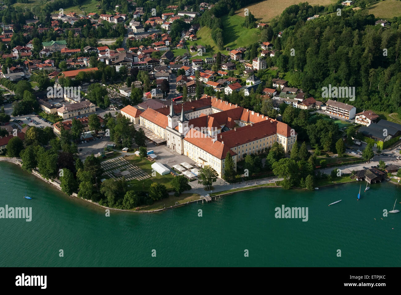 Il Tegernsee, Bräustüberl, ristorante, Gastronomia, Klosterstüberl, chiostro, Rottach-Egern, lago, lago di montagna, antenna shot, città Foto Stock