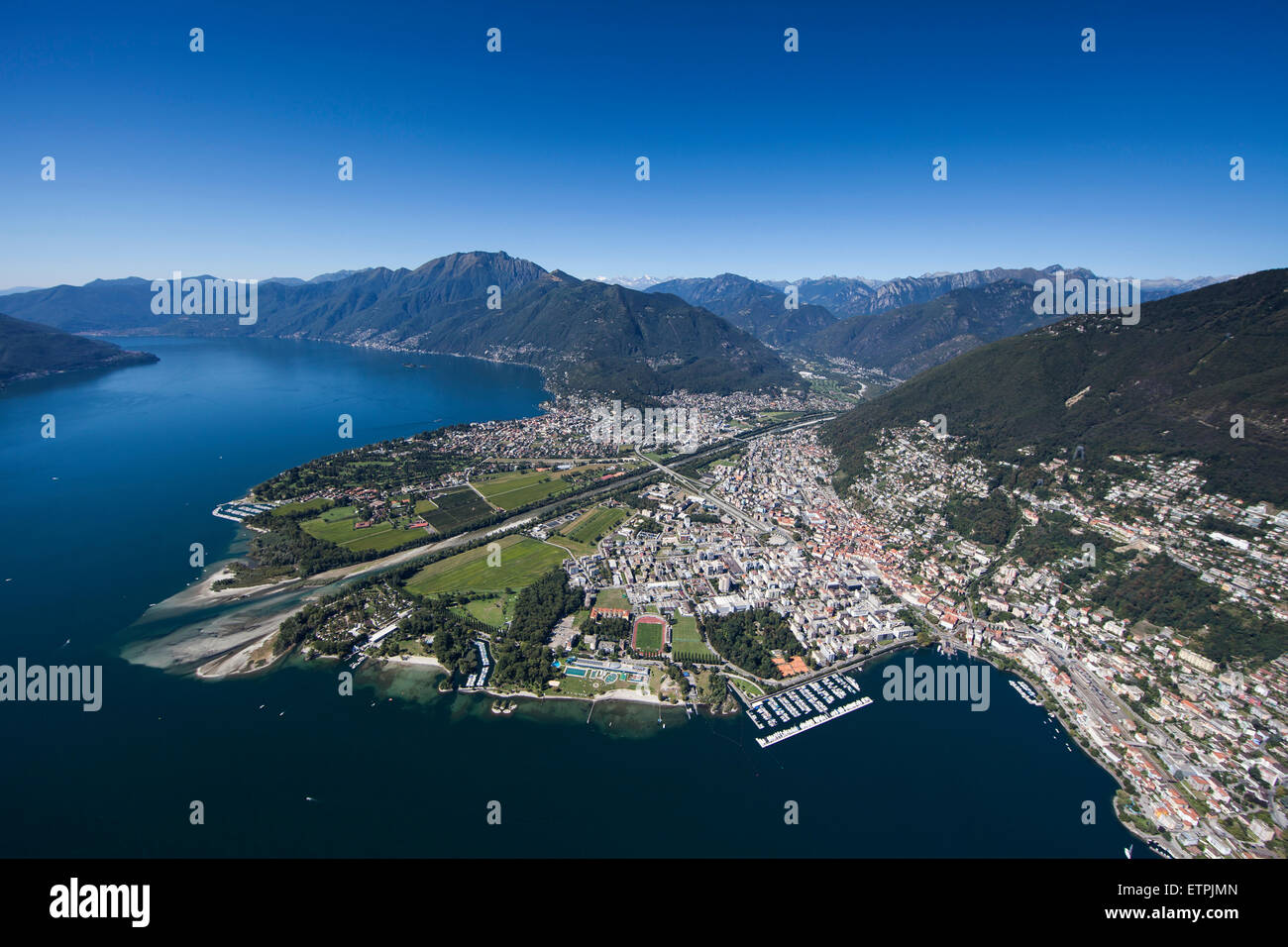 Lago Maggiore, Maggia delta, Locarno, vista aerea, Centro citta', porto, al lago, montagna lago, fiume Maggia delta, Ticino, Foto Stock
