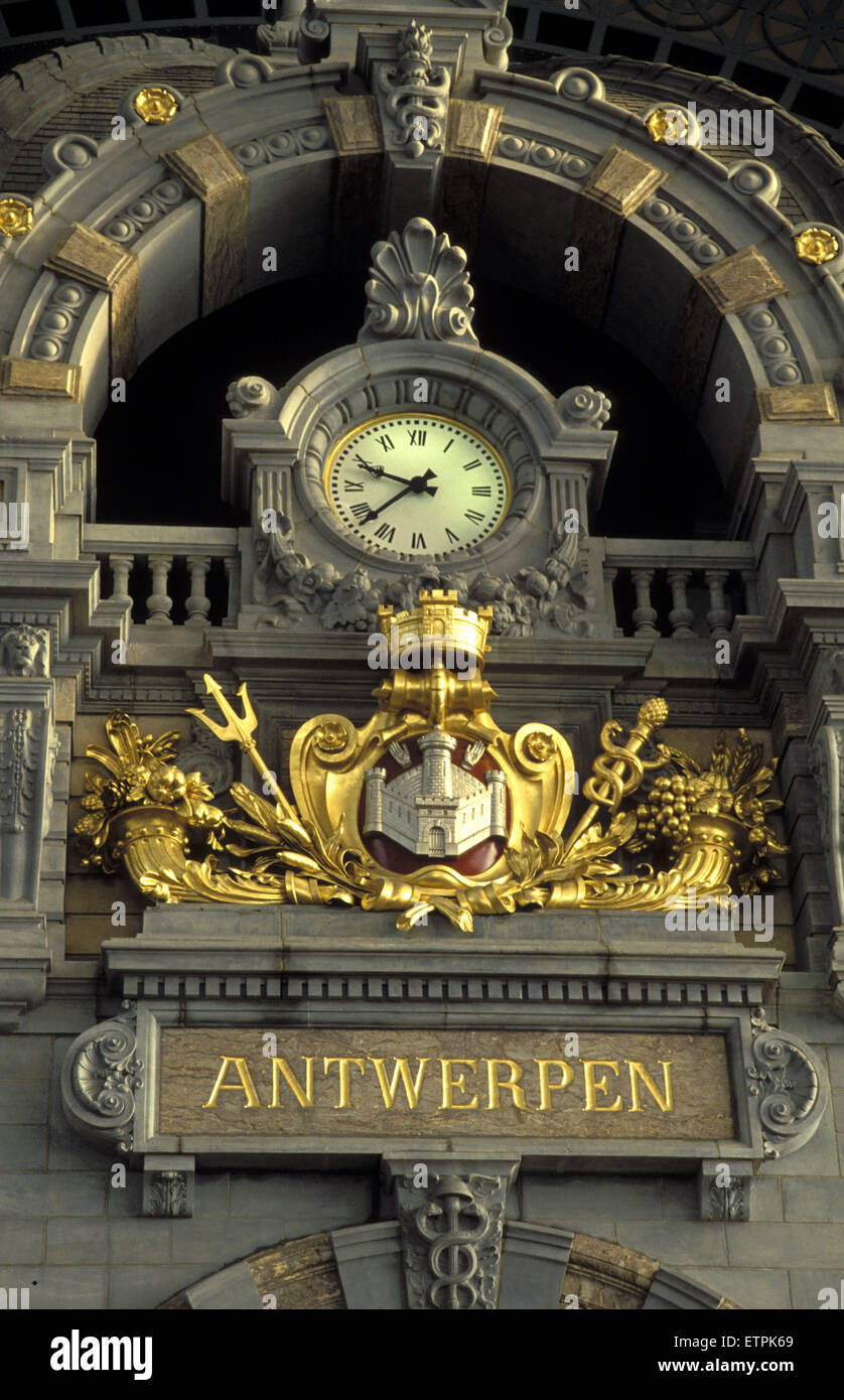 BEL, Belgio, Anversa, orologio presso la stazione principale alla Regina Astrid square. BEL, Belgien, Antwerpen, Uhr im Hauptbahnhof am Ko Foto Stock