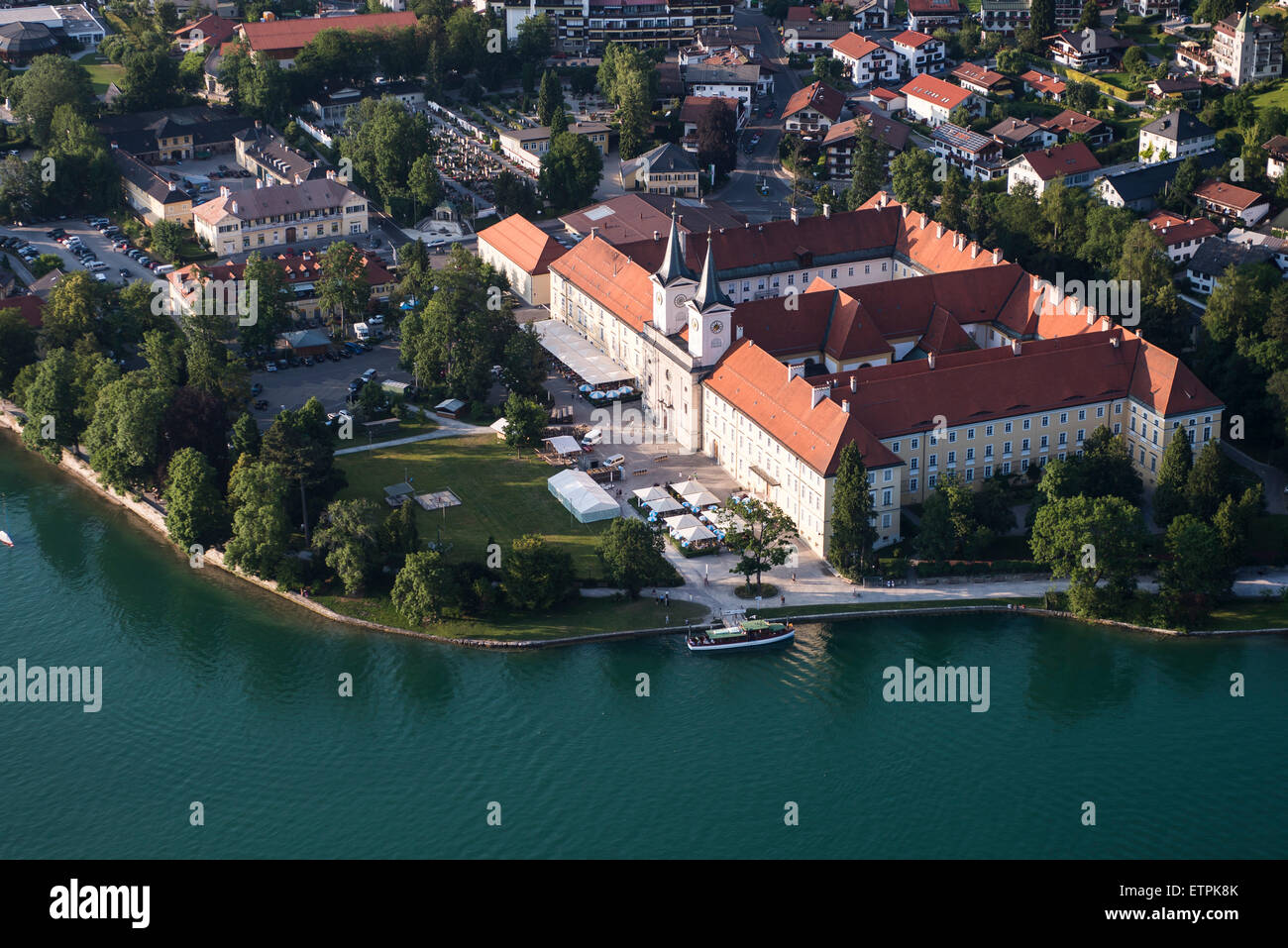Il Tegernsee, Bräustüberl, ristorante, Gastronomia, Klosterstüberl, chiostro, Rottach-Egern, lago, lago di montagna, antenna shot, città Foto Stock