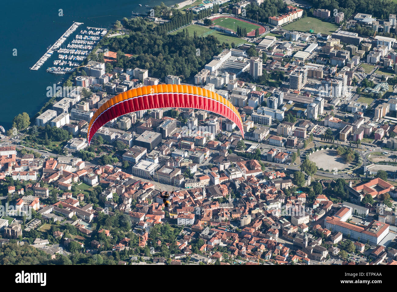 Parapendio, Volo, parapendio, divertimento, vacanze, Lago Maggiore, centro porto, lago di montagna, Locarno, vista aerea, Foto Stock
