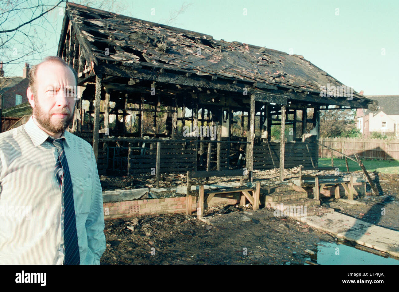 Il fuoco brucia giù Dorman Long Pavilion, Linthorpe, Oxford Road, Middlesbrough, 28 marzo 1994. Testimone oculare Richard MacPherson è stato svegliato da blaze intorno alle 4 del mattino presso la parte posteriore della sua casa. Il fuoco ha anche distrutto il suo recinto. Foto Stock