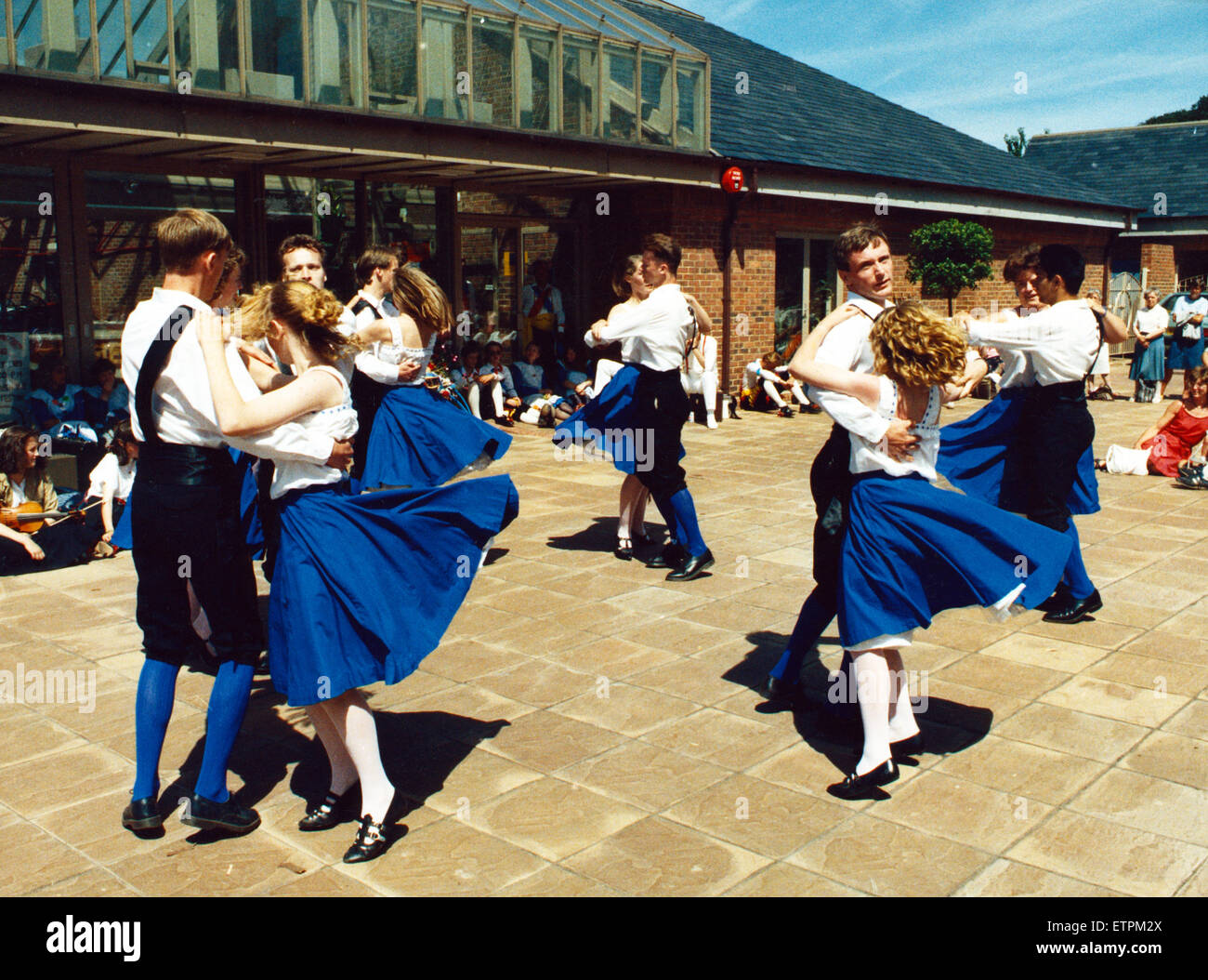 Redcar Folk Festival spostato fuori dal centro della città di sabato quando alcuni dei gruppi di esecuzione ha fatto il loro modo fino al Kirkletham Old Hall Museum per andare attraverso le loro prestazioni. Nella foto sono i viaggiatori Teesside Folk Dance Group mettendo su uno dei loro inglese balli folk per il pubblico. Il 15 luglio 1989. Foto Stock