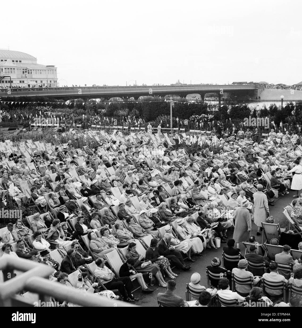 Southport, Merseyside, una folla di gente che potrete rilassarvi nella sala floreali giardini come essi ascoltare la band. 5 agosto 1959. Foto Stock