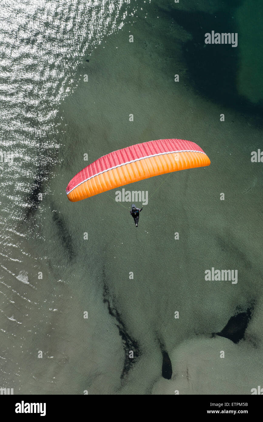 Parapendio, Volo, parapendio, divertimento, vacanze, il Lago Maggiore e il lago di montagna, Locarno, Maggia, Ticino, Svizzera Foto Stock