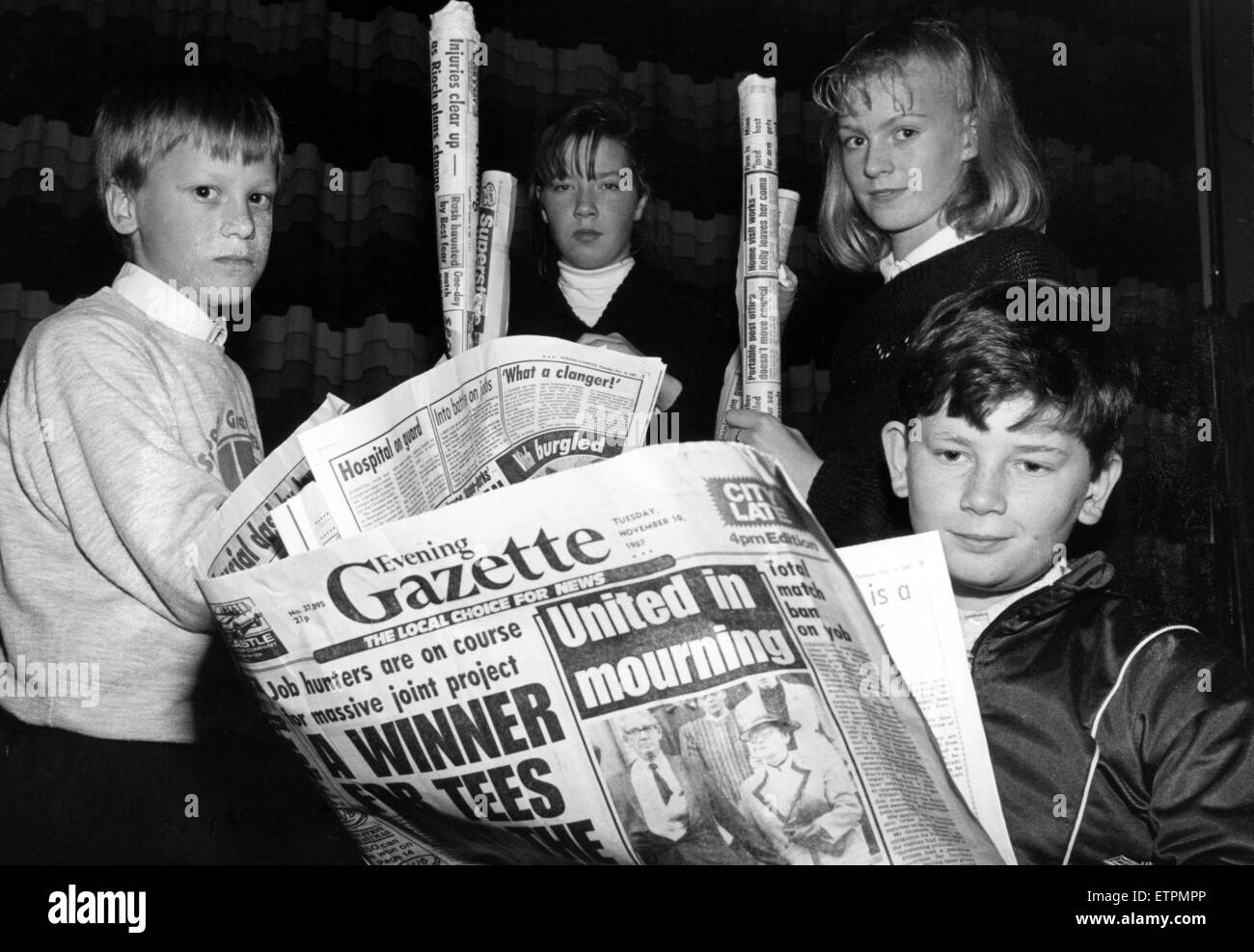 Gli alunni di tre scuole di Middlesbrough è stato scoprire che si può fare di più con un Evening Gazette poi basta leggere. Gli adolescenti conferted 200 copie in pilone tipo portalampada e mini-ponti a sbalzo in un corso di due giorni alla Scuola Keldholme. Essi sono stati uniti da alunni di Langbaurgh e St Anthony's School. Giovanni Rosa, diritto, mantiene aggiornati mentre i suoi pals, a sinistra e a destra, Christopher Malone, Geraldine Quinn e Maria Wharton, lavoro. Il 18 novembre 1987. Foto Stock