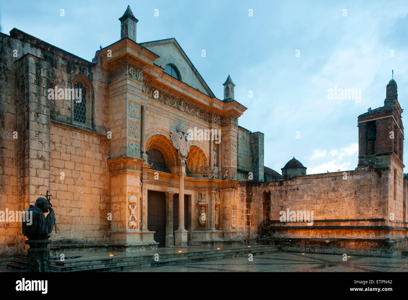 Repubblica Dominicana, Santo Domingo, Zona Colonial, Parque Colon, west facciata della Basilica menor de la Vergine de la Foto Stock