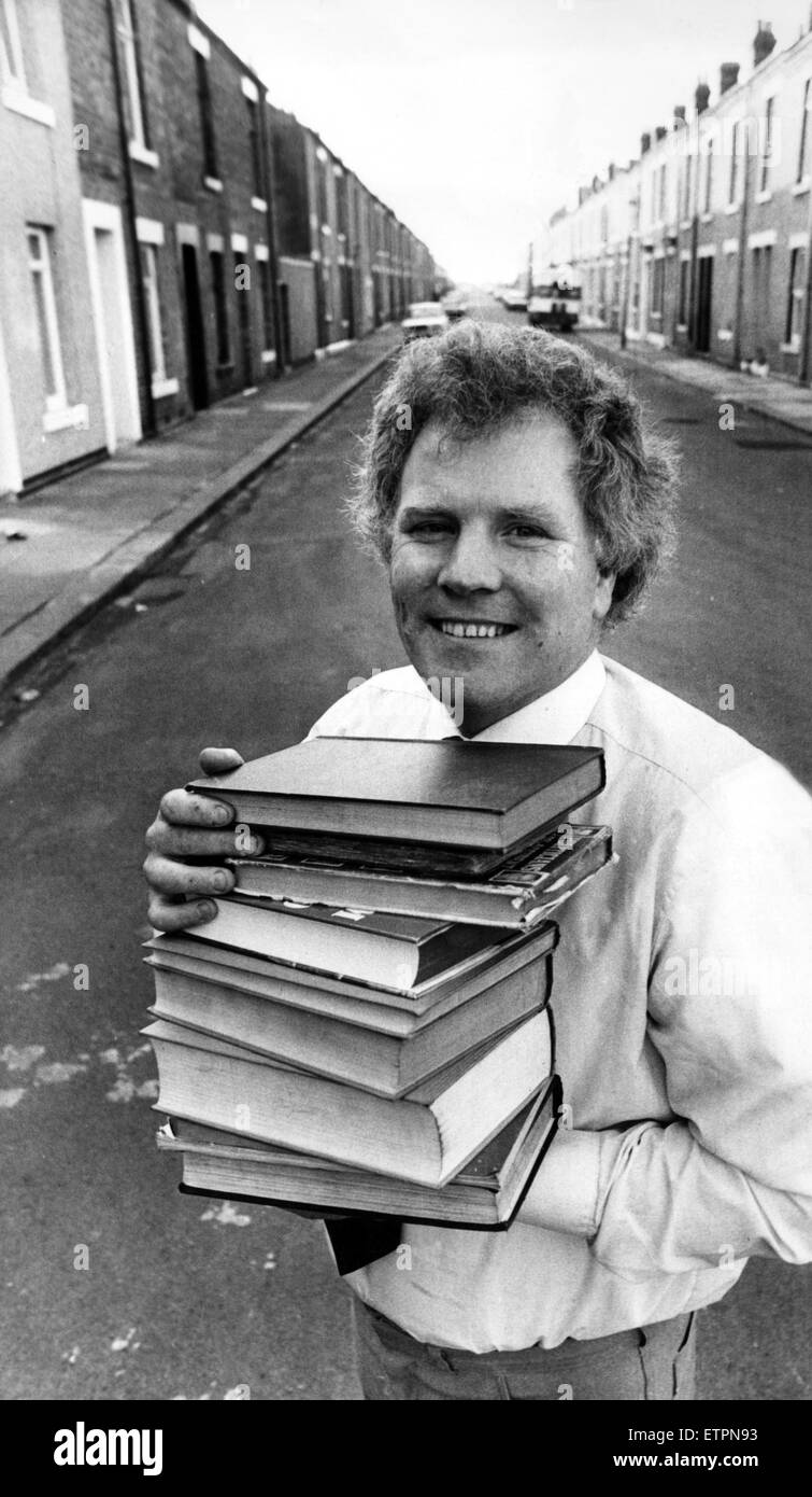 Ronald Campbell è un lavoro politico del partito che è stato membro del Parlamento di Blyth Valley fin dal 1987. Nella foto, Ronnie Campbell è ricercare la storia delle battaglie politiche degli anni trenta in Blyth. Il 26 gennaio 1983. Foto Stock