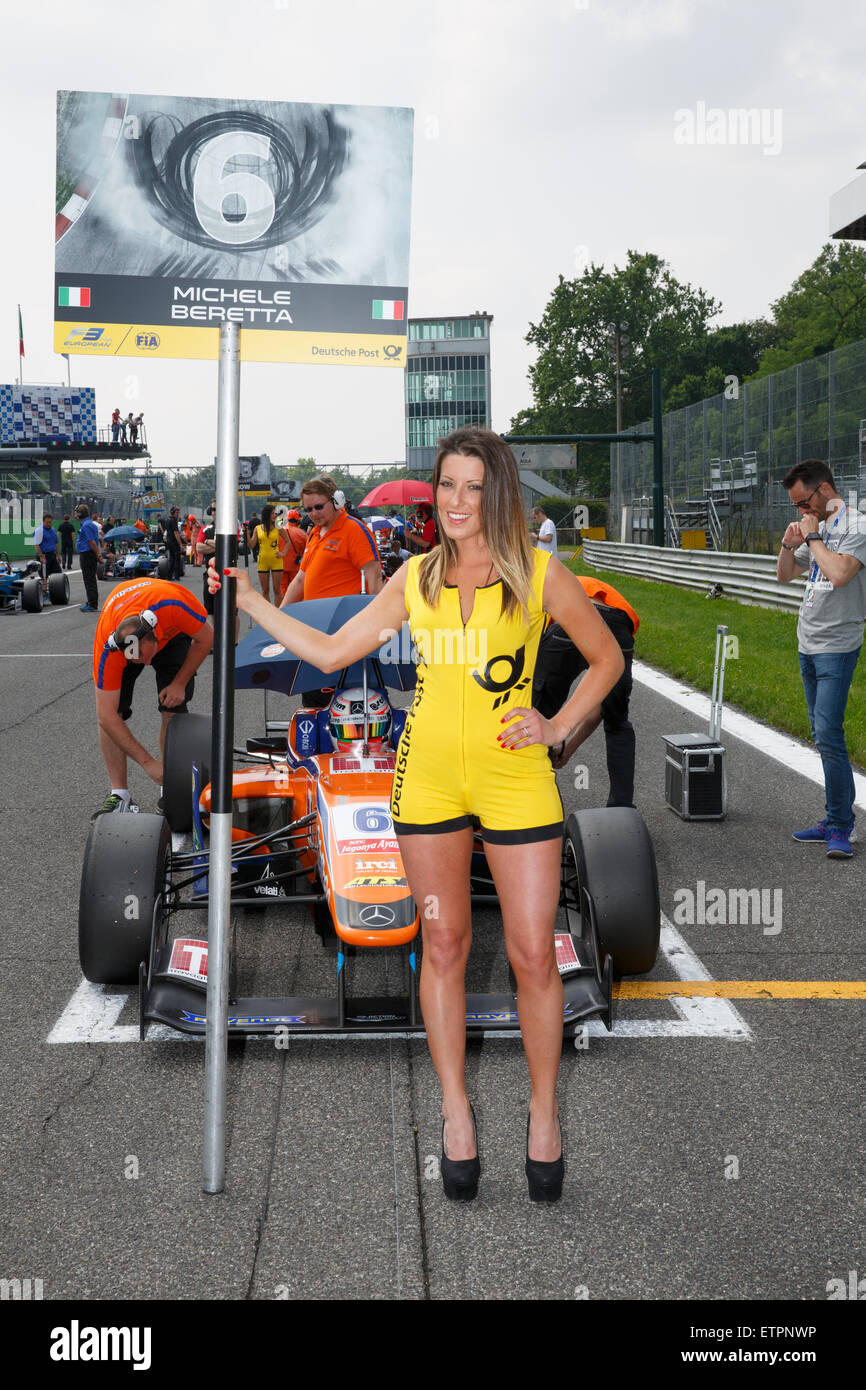 Monza, Italia - 30 Maggio 2015: una ragazza griglia pone durante il campionato FIA di Formula 3 DEL CAMPIONATO EUROPEO Foto Stock