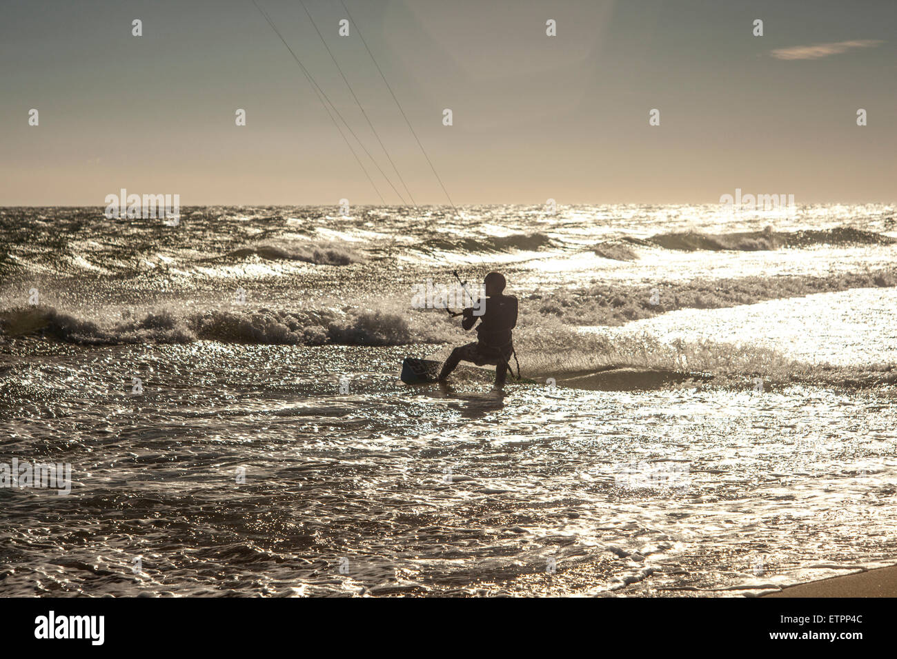 Il kite surf vicino a spiaggia sul Mar Mediterraneo, acqua, in Costa Brava Girona, Spagna, Europa, montagna, onde, acqua Foto Stock