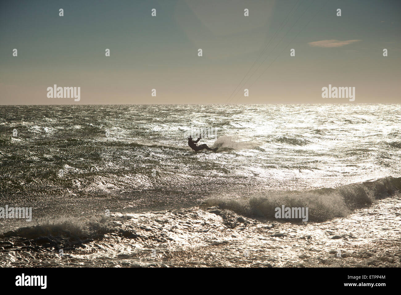 Kite Surfer il mar mediterraneo, acqua, in Costa Brava Girona, Spagna, Europa, montagna, onde, acqua Foto Stock