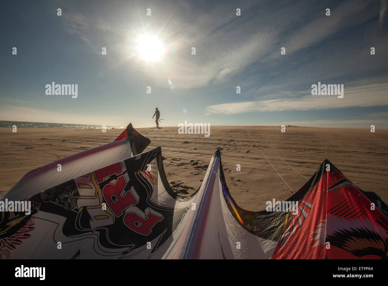 Lonely Kite surf sulla spiaggia di sabbia di holding Kite linee Drago al tramonto, in Costa Brava Girona Spagna, Europa Foto Stock