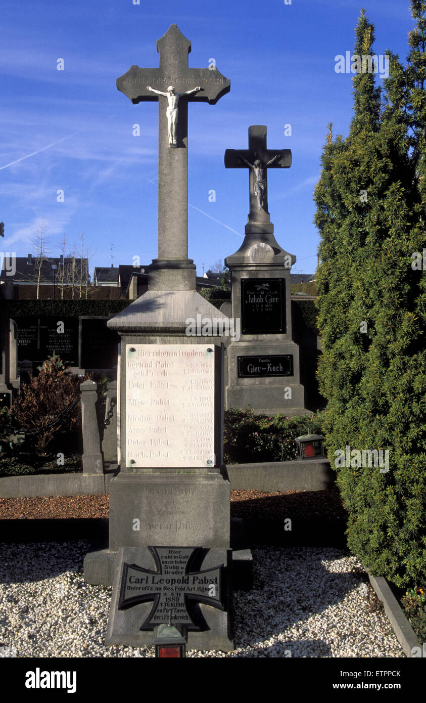 BEL, Belgio, Eastbelgium, Raeren, sagrato a San Nicolò chiesa. BEL, Belgien, Ostbelgien, Raeren, Friedhof an der San Foto Stock