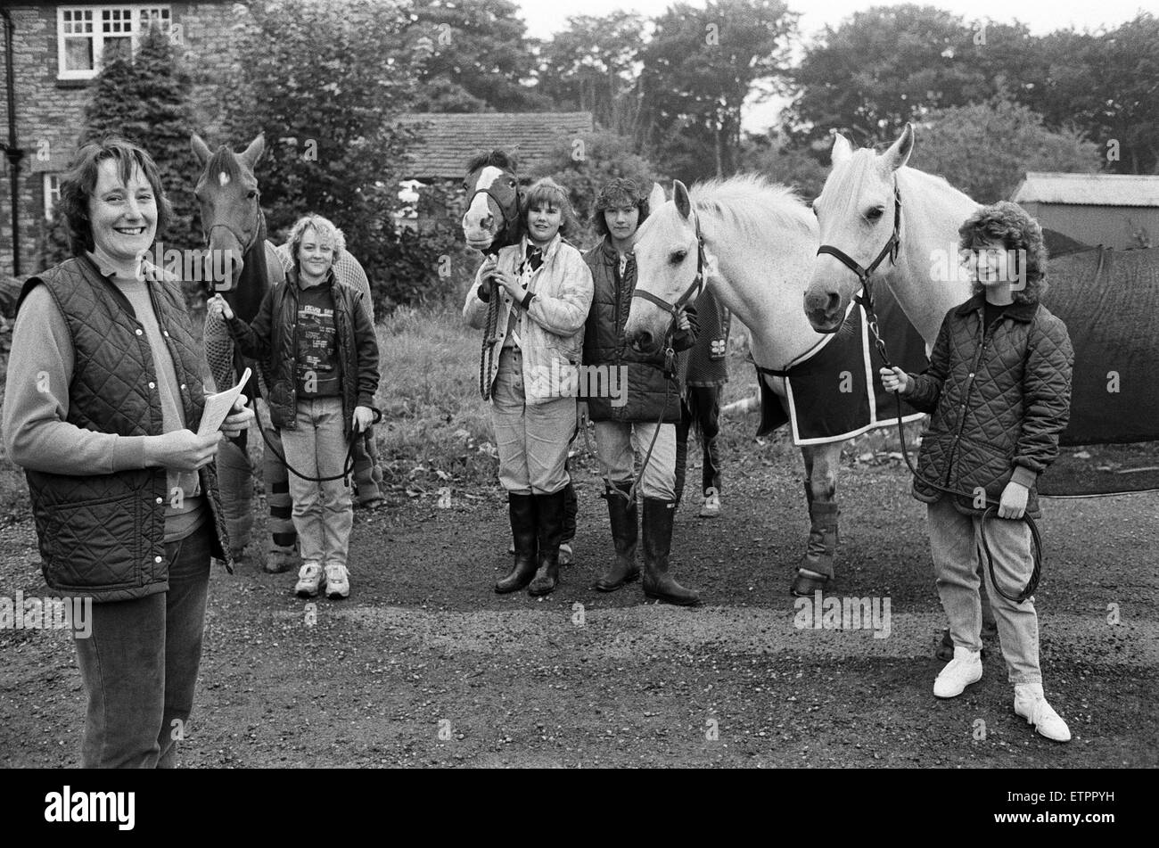 Salti di gioia... questo Shelley High School team sono state facendo solo che quando hanno gareggiato in tutte le scuole in Inghilterra Show Jumping Championships presso il prestigioso corso di Hickstead Sussex oggi. Essi sono (da sinistra) Lee Smith 14 con topazio; Sally sud 14 con Blaze; Jane Pritchatt 16 con Pegasus e Carolyn Paolo 15 con Ginny. Le ragazze sono top membri della scuola del club di equitazione gestito da insegnante onorevole Dianne clacson (anteriore sinistro), che hanno viaggiato ¿ Sussex ieri con gli alunni e i loro genitori. Onorevole Horn ha detto che questa era la prima volta che la scuola era entrato nel caso che è stato junior open jumping Foto Stock