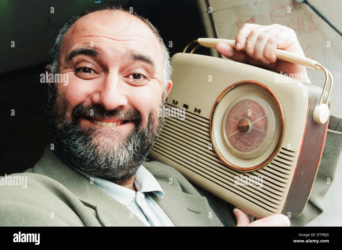 Alexei Sayle, attore e autore comico, apre la Radio Vintage Museum di Chester, 16 settembre 1994. Foto Stock