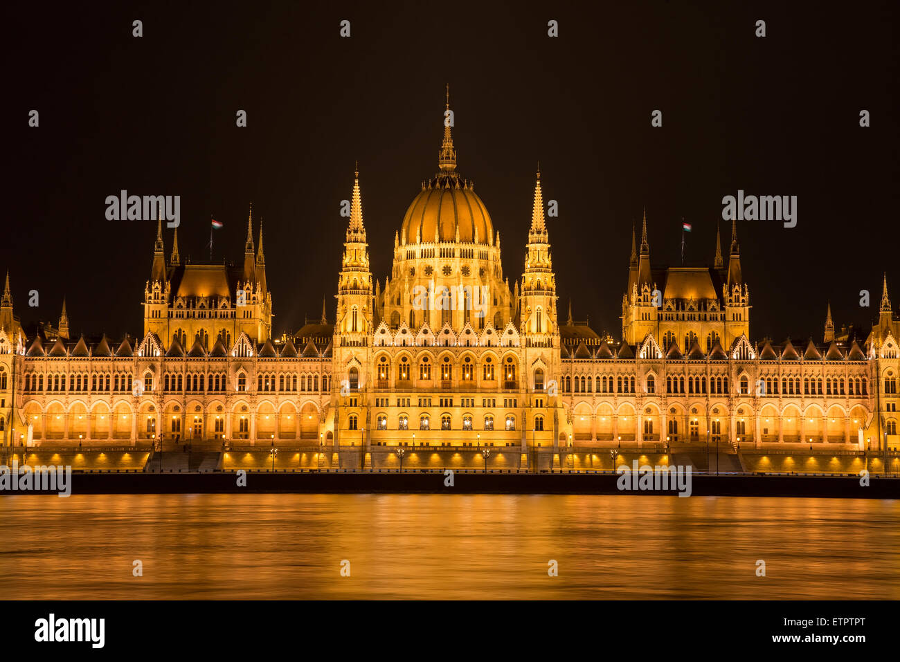 Parlamento ungherese edificio di notte a Budapest Foto Stock