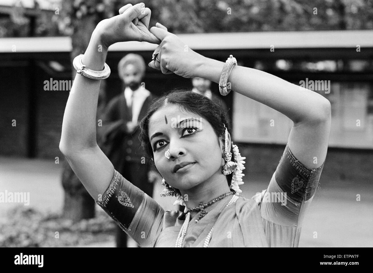 Indiano ballerini classici, Londra, 28 agosto 1965. Gli uomini di religione sikh in background guarda come ballerina tiene una posa. Foto Stock