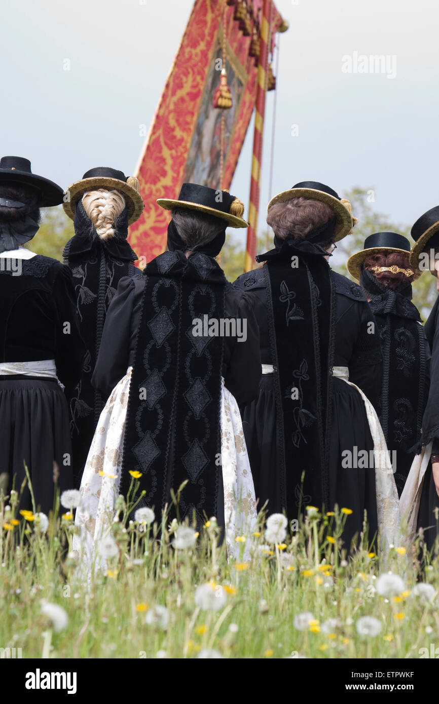 Tradizionalmente condita donne alla processione del Corpus Domini, Austria, Tirolo, Mutters Foto Stock
