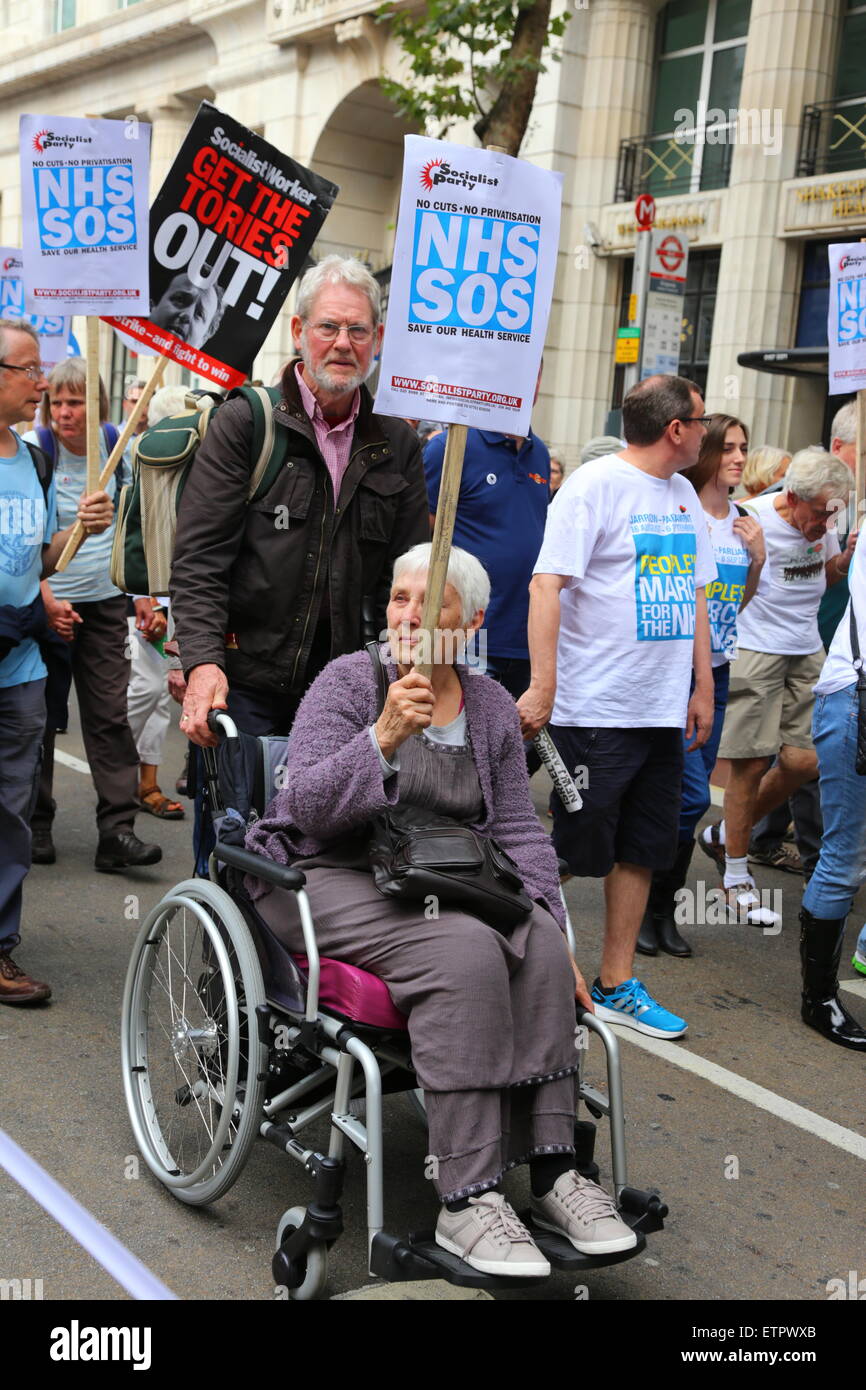 Un manifestante disabili in un rally per il NHS a Londra. Foto Stock