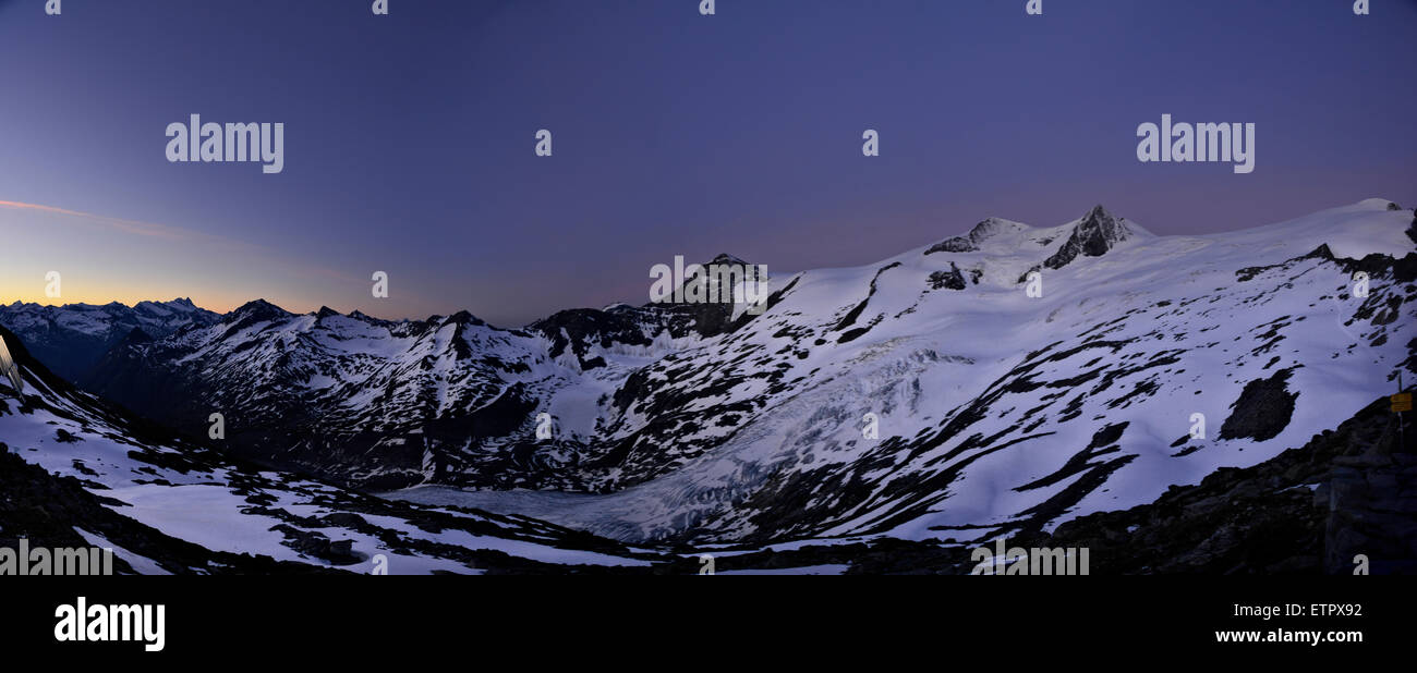 Vista panoramica dal "Neuen Prager Hütte" (capanna alpina) all'alba, Venedigergruppe Foto Stock