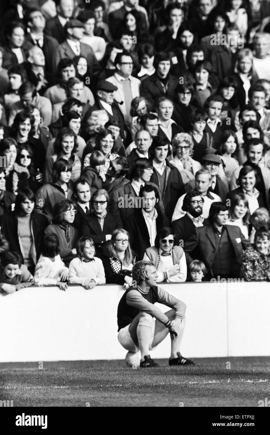 English League Division One corrispondono a Upton Park. West Ham 0 v Derby County 0. Bobby Moore seduti sulla sfera guardato da martelli fan. Il 27 ottobre 1973. Foto Stock