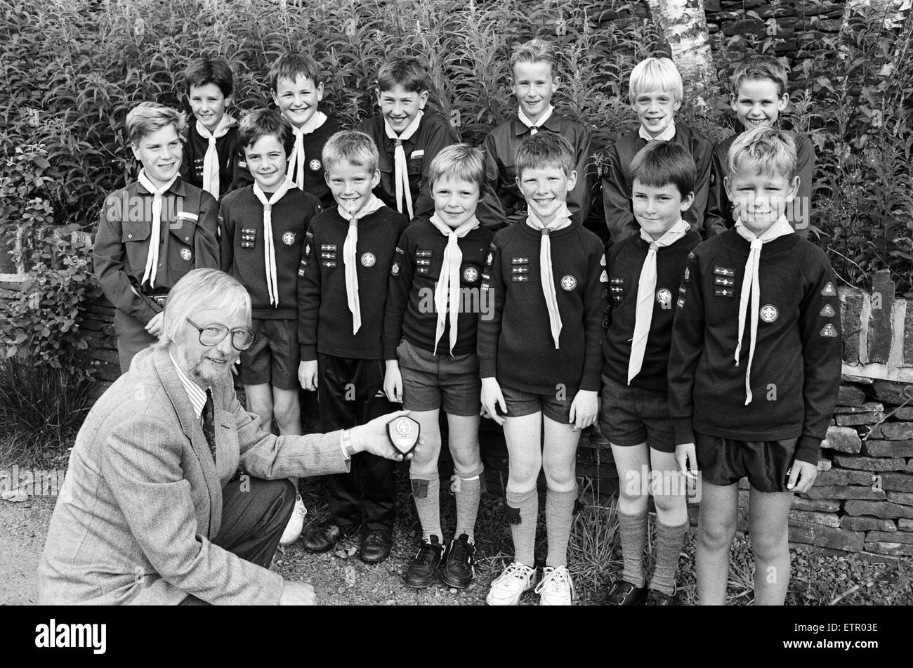 Preside Signor Peter Middleton (nella foto), di Meltham CofE scuola primaria, presentato frecce d'Oro - top premi per i cuccioli - per questi giovani dall'area. I ragazzi, tutti i membri di Meltham Cubs, completato una varietà di attività sportive, cucina outdoor e artigianato. Hanno ricevuto il premio, che includono una protezione in miniatura come quello mostrato dal sig. Middleton, presso la sede centrale di Scout in Huddersfield Road Meltham. Il 29 giugno 1990. Foto Stock