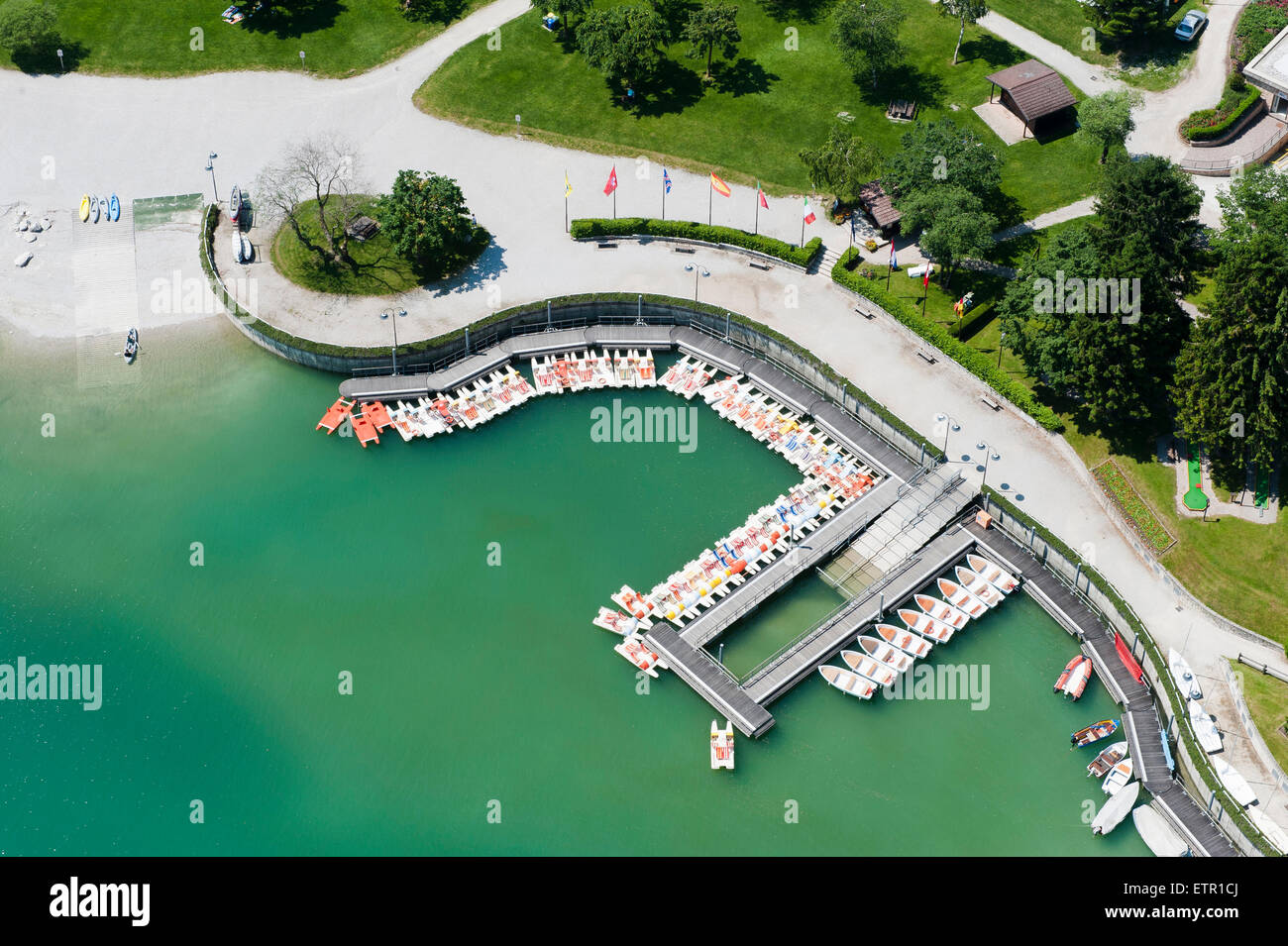 Molvenersee, lago balneabile, lago di montagna, barche a pedali, barche, barche a remi, vista aerea, balneazione, tempo libero, spiaggia, estate, Foto Stock