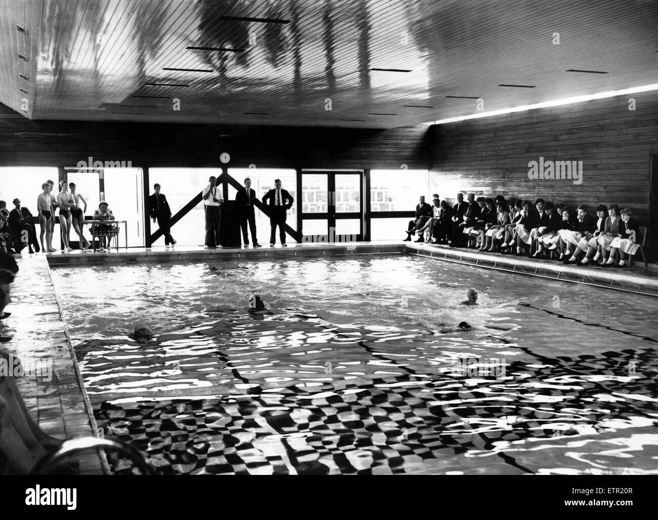 Una gara in corso nella nuova piscina durante il gala di nuoto che seguirono l'apertura della piscina coperta a Binley Park completo scuola. Il 26 giugno 1962. Foto Stock