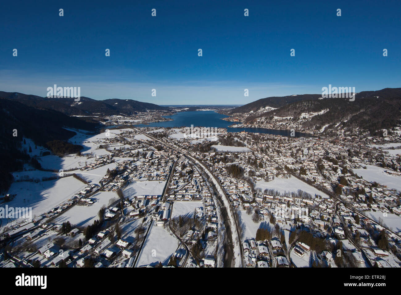 Il Tegernsee, Rottach-Egern, lago, lago di montagna, antenna shot, centro città, Tegernseer Tal (valle Tegernsee), inverno, altipiani, Foto Stock