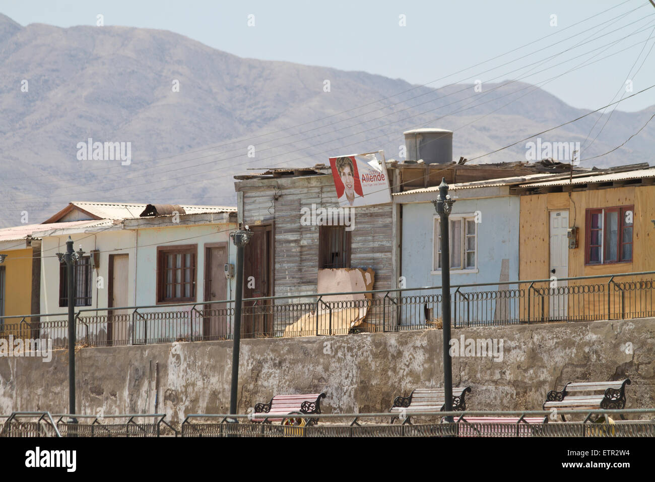 Fila di case in Chanaral con vecchie foto di Isabel Allende, Cile settentrionale Foto Stock