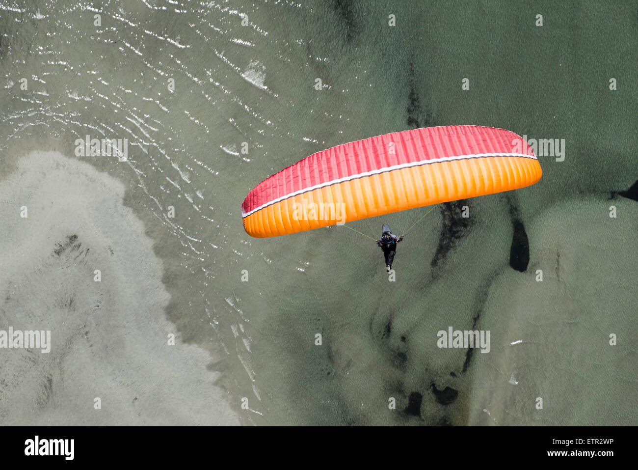 Parapendio, Volo, parapendio, divertimento, vacanze, il Lago Maggiore e il lago di montagna, Locarno, Maggia, Ticino, Svizzera Foto Stock
