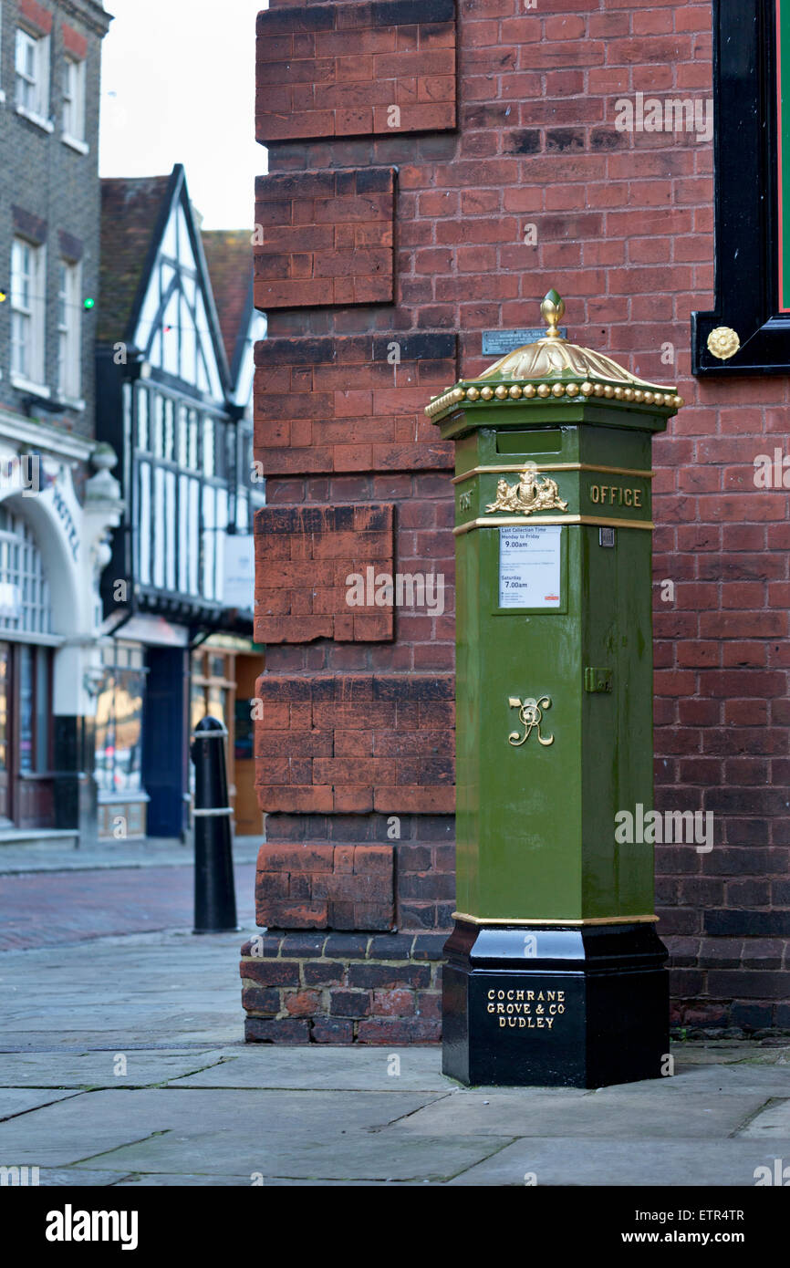 Verde postbox Vittoriano di Rockingham city centre Foto Stock