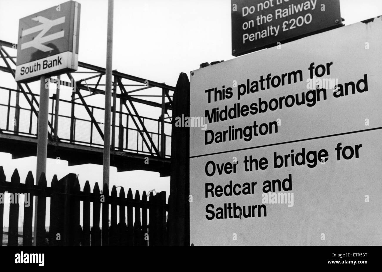 Segno Misspelt al South Bank stazione ferroviaria, Middlesbrough, con extra o in Middlesbrough. 1 ottobre 1985. Foto Stock