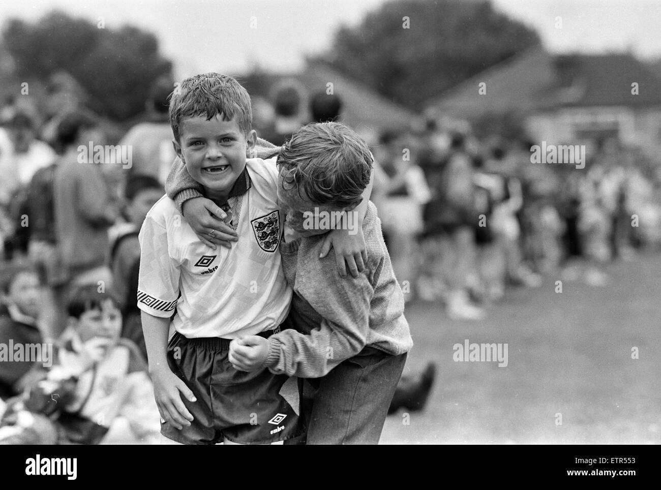 La Giornata dello sport per i bambini da Bootle scuola primaria, tenutosi a Stuart Road campi da gioco, Liverpool, 1 luglio 1991. Foto Stock