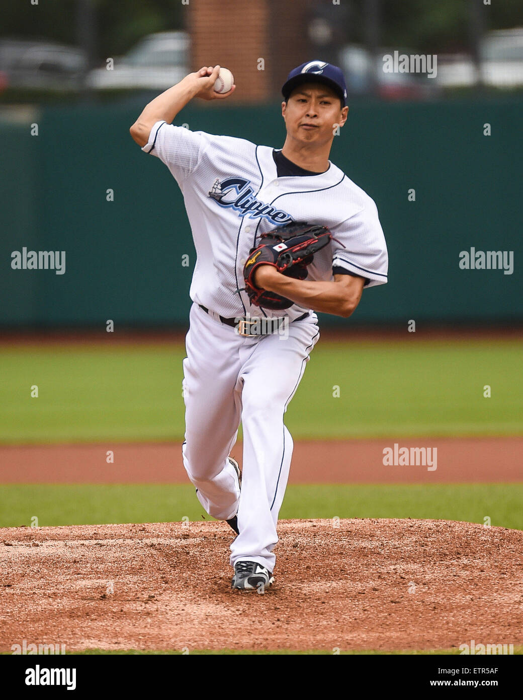 Giugno 12, 2015: Columbus Clippers brocca Toru Murata (17) passi durante una stagione regolare il gioco tra il Columbus Clippers e il Syracuse Chiefs a Huntington Park in Columbus, Ohio. Brent Clark/CSM Foto Stock