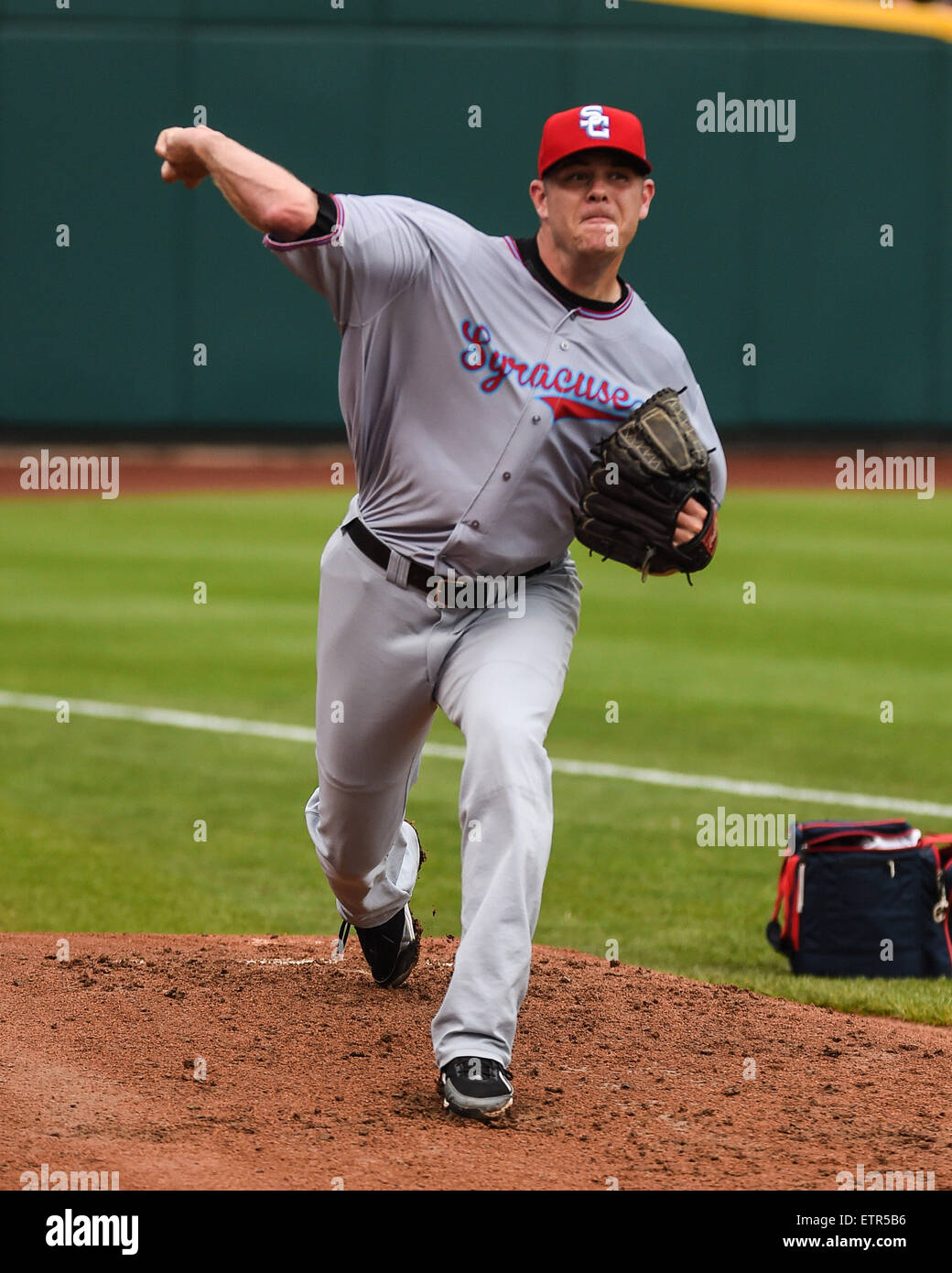 Giugno 12, 2015:Siracusa Chiefs brocca P.J. Walters (40) si riscalda prima di una stagione regolare il gioco tra il Columbus Clippers e il Syracuse Chiefs a Huntington Park in Columbus, Ohio. Brent Clark/CSM Foto Stock