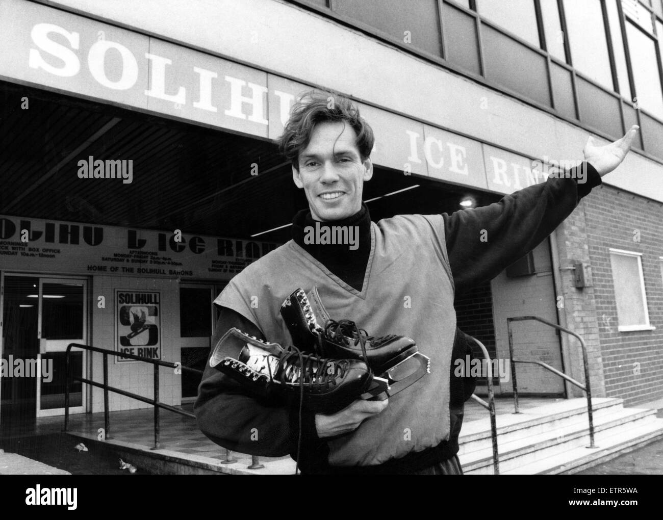 John Curry, ex Europei di pattinaggio di figura champion, arriva a Solihull pista di pattinaggio su ghiaccio, dove spera di poter passare su un paio di consigli per giovani promesse. Il 10 giugno 1988. Foto Stock