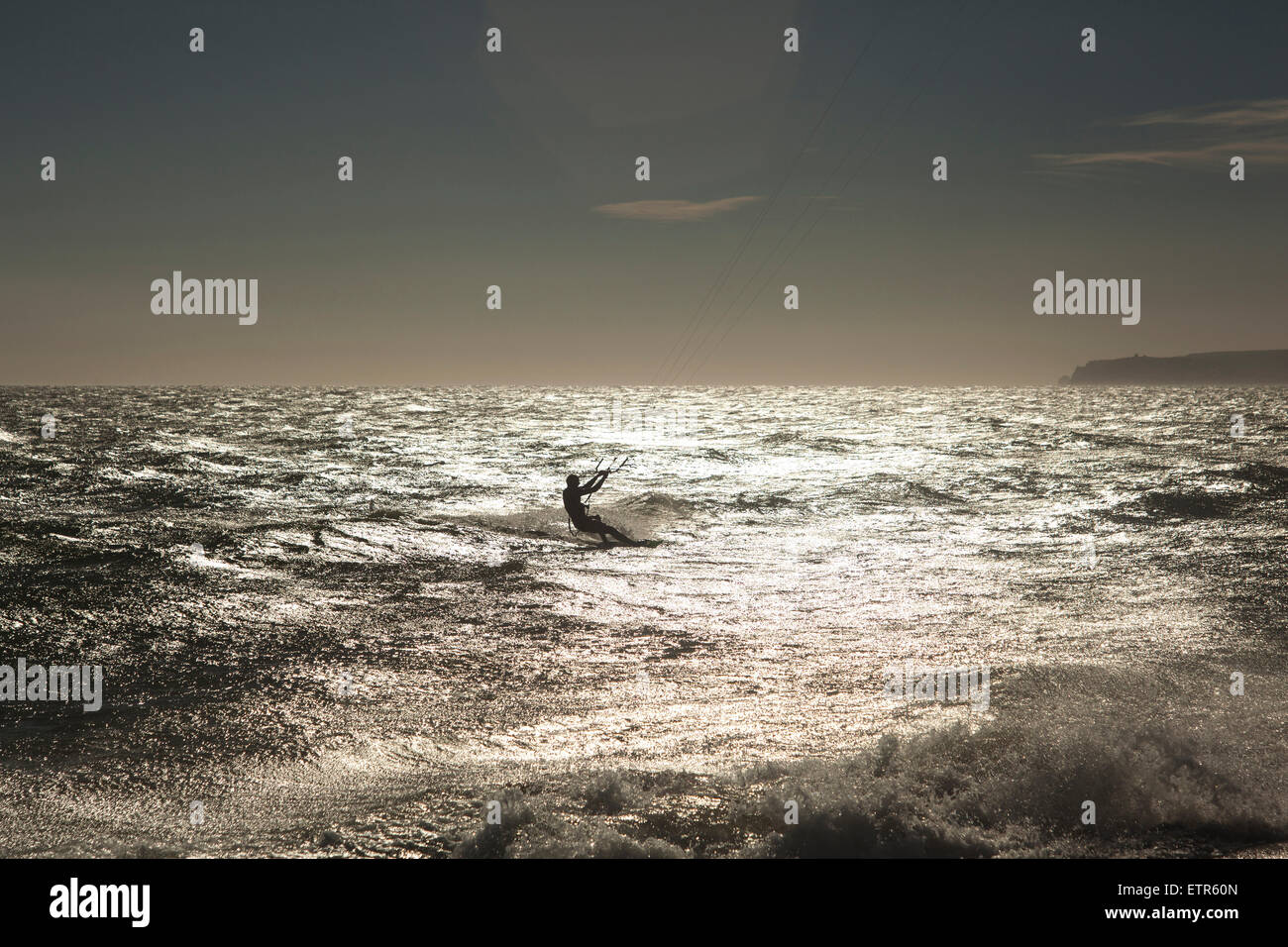 Kite Surfer battenti sul mare mediterraneo, acqua, in Costa Brava Girona, Spagna, Europa, montagna, onde, acqua Foto Stock