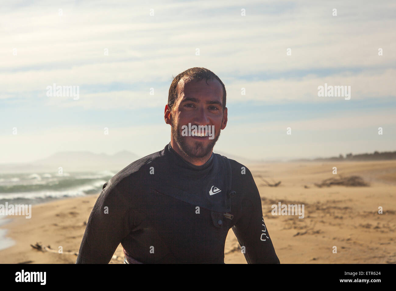 Kite Surfer sorridente sulla spiaggia, surf, Sport, giovane uomo in wet suite sorridente su Kite Surf Beach, in Costa Brava Girona, <lifestyle, Foto Stock