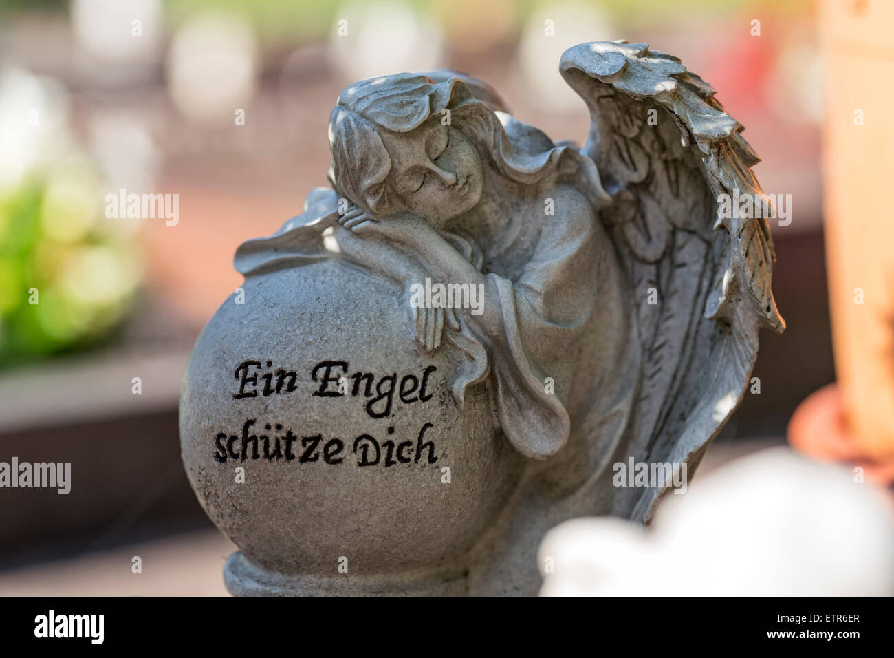 Figura di angelo, scritte, "Un angelo ti protegge', pietra tombale, Heppenser cimitero, Wilhelmshaven, Bassa Sassonia, Germania, Foto Stock
