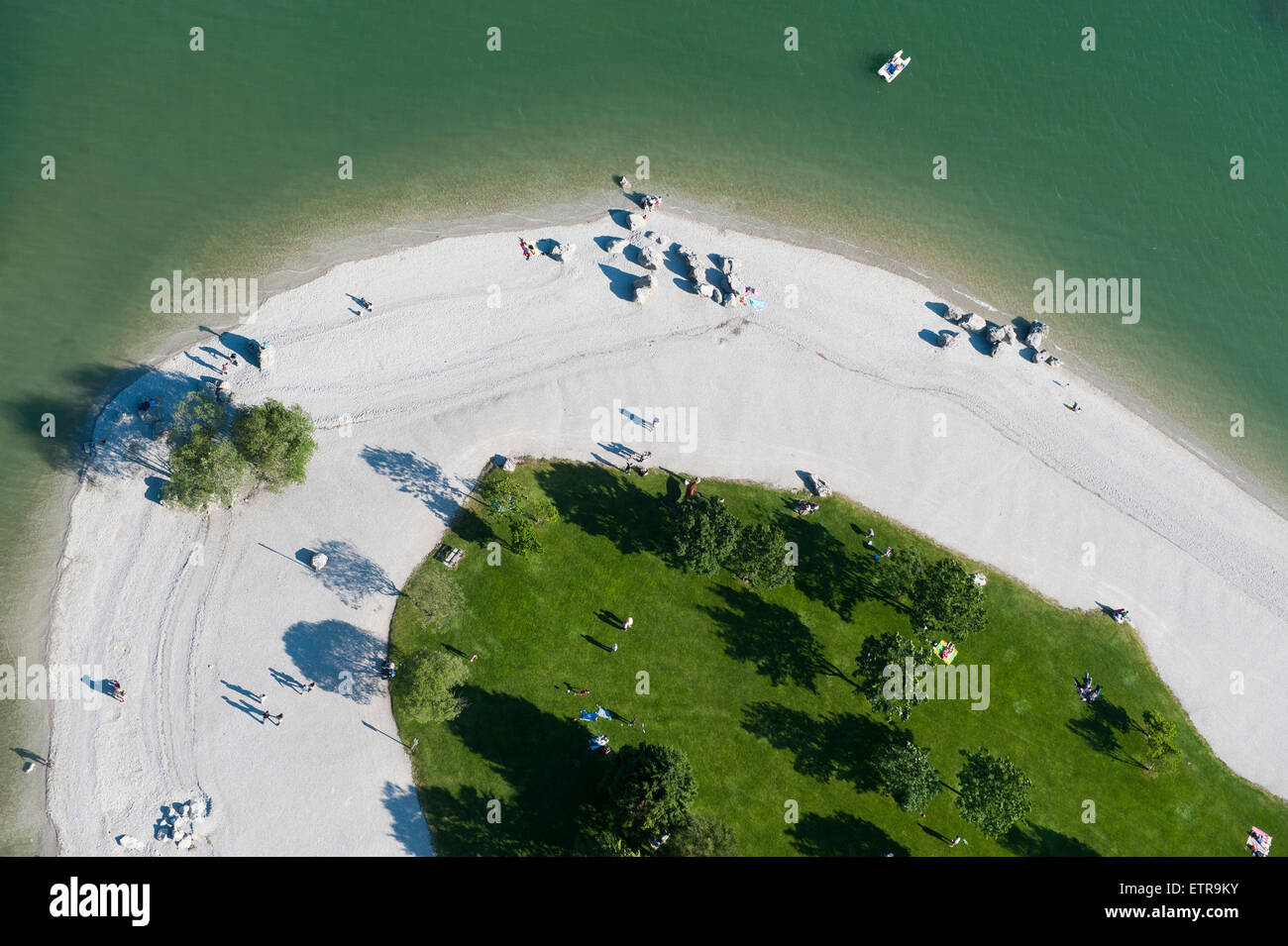 Molvenersee, lago balneabile, lago di montagna, balneazione, tempo libero, spiaggia, estate, Vista aerea, Molveno, Trentino, Italia Foto Stock