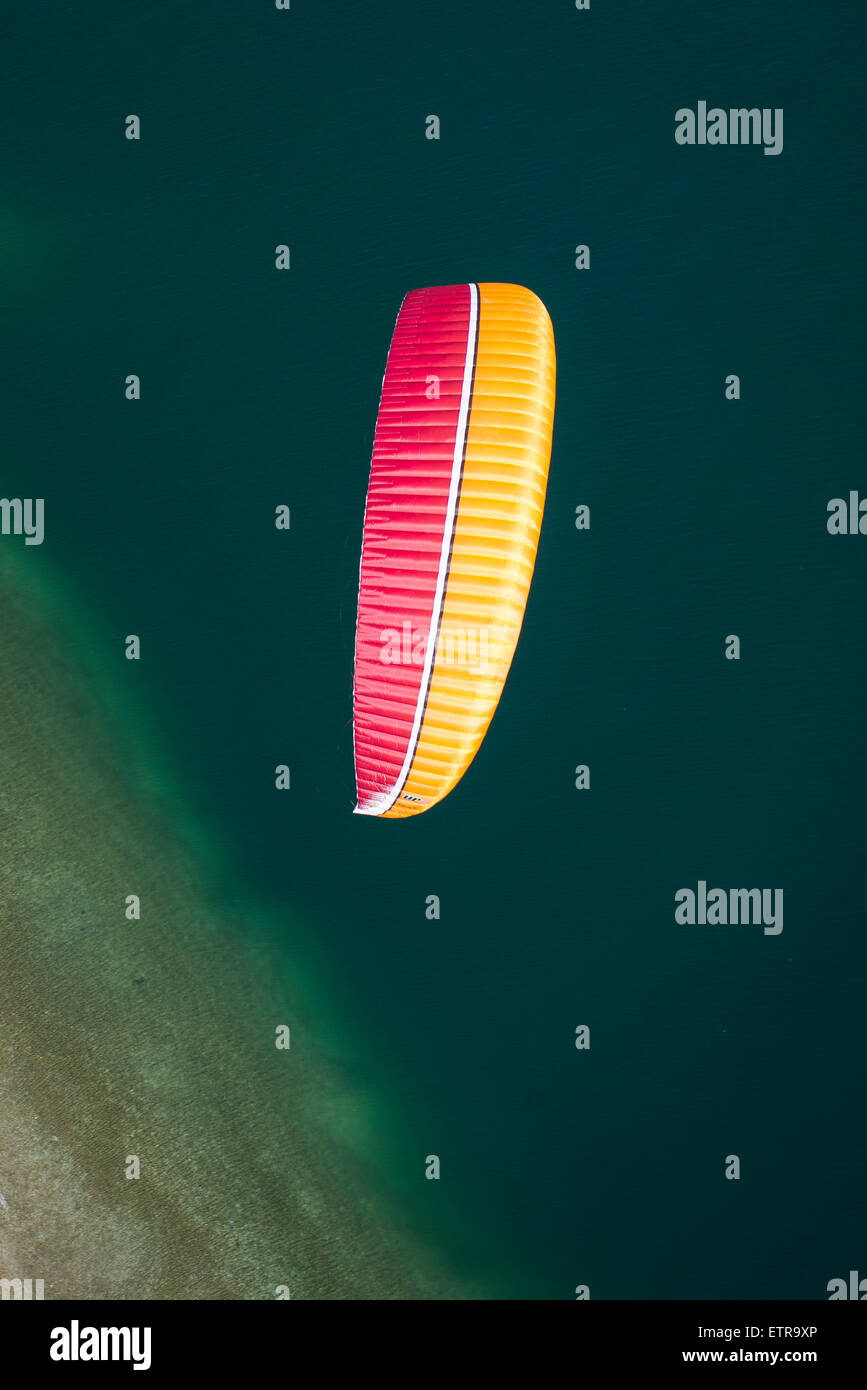 Parapendio, Volo, parapendio, divertimento, vacanze, il Lago Maggiore e il lago di montagna, Locarno, Maggia, Ticino, Svizzera Foto Stock