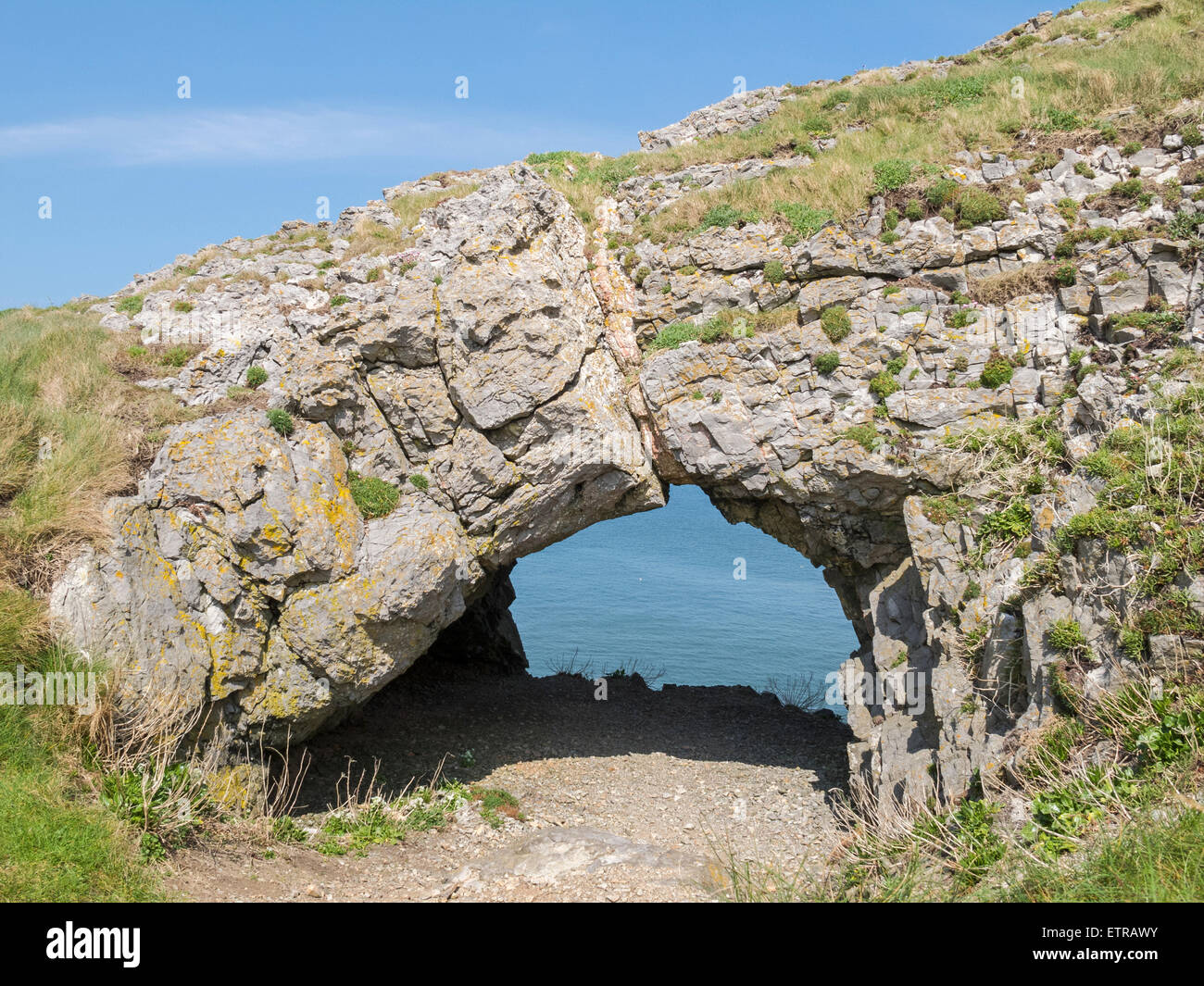 Vista e attraverso un tronco di grotta sul worm capo della Penisola di Gower, Galles Foto Stock