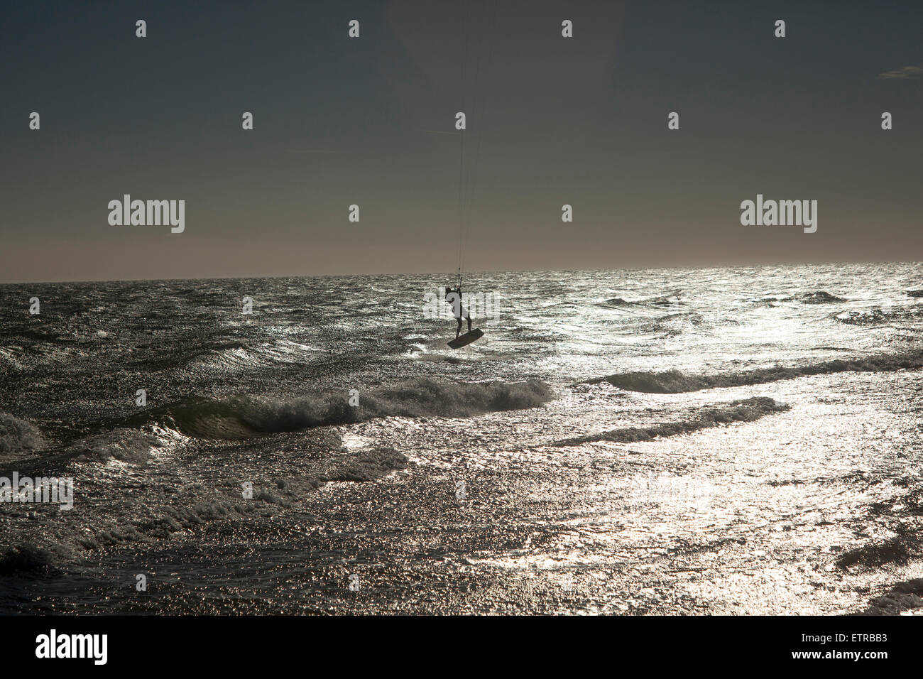 Kite Surfer battenti sul mare mediterraneo, acqua, in Costa Brava Girona, Spagna, Europa, montagna, onde, acqua Foto Stock