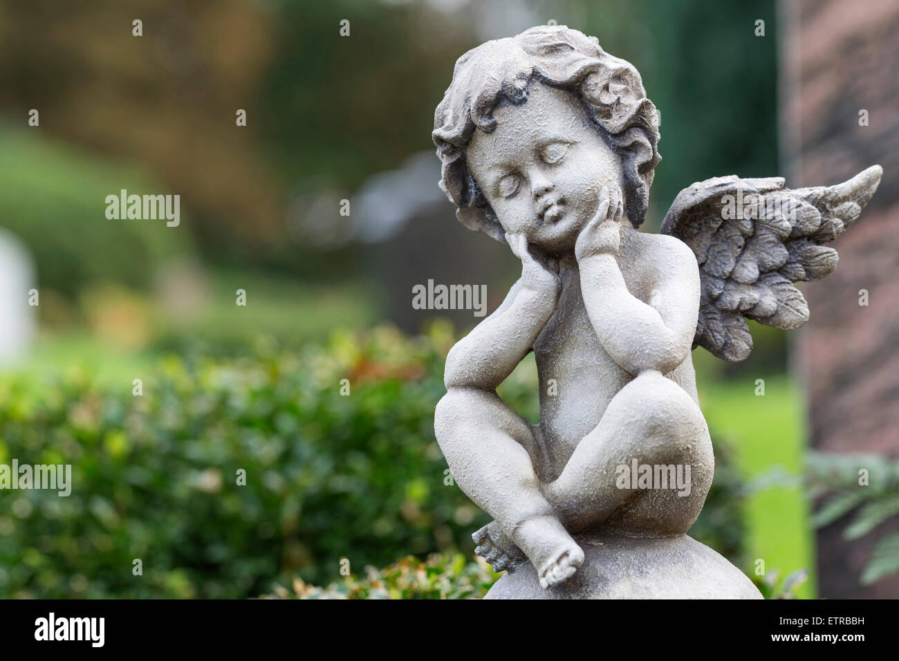 Figura di angelo, lapidi del cimitero, Terra Santa, Wilhelmshaven, Bassa Sassonia, Germania, Foto Stock